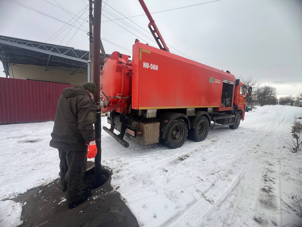Бригада ООО «Тюменьбурстрой» шефа-региона продолжает аварийно-восстановительные работы на сетях водоснабжения и водоотведения на территории Краснодонского муниципального округа Бригада ООО «Тюменьбурстрой» шефа-региона продолжает аварийно-восстановительные работы на сетях водоснабжения и водоотведения на территории Краснодонского муниципального округа