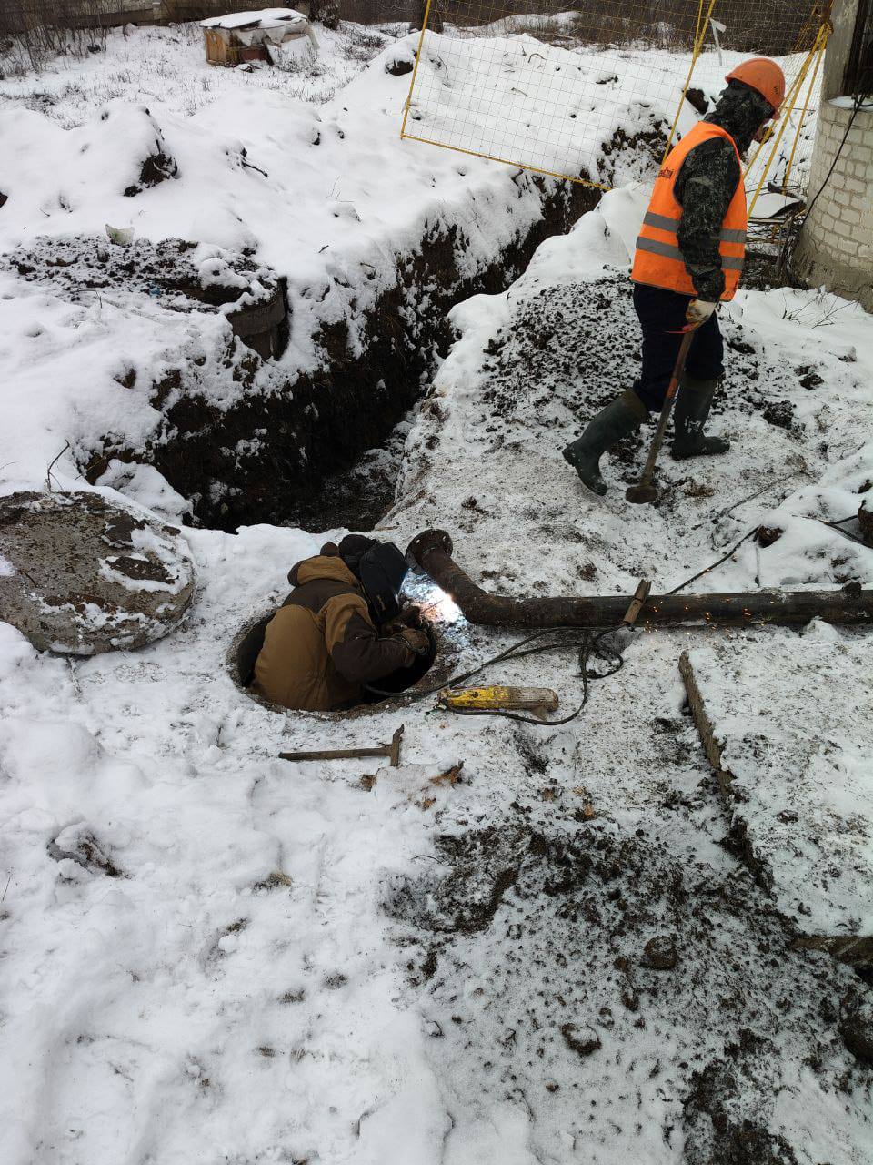 Бригада ООО «Тюменьбурстрой» шефа-региона продолжает аварийно-восстановительные работы на сетях водоснабжения и водоотведения на территории Краснодонского муниципального округа Бригада ООО «Тюменьбурстрой» шефа-региона продолжает аварийно-восстановительные работы на сетях водоснабжения и водоотведения на территории Краснодонского муниципального округа