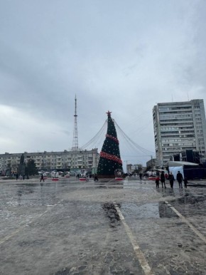 Главная новогодняя ёлка Луганска пострадала от шквалистого ветра