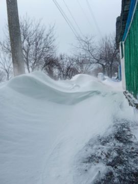 Непогода не сломила дух: работники МУП "ЖЭК" в авангарде борьбы со снегом!