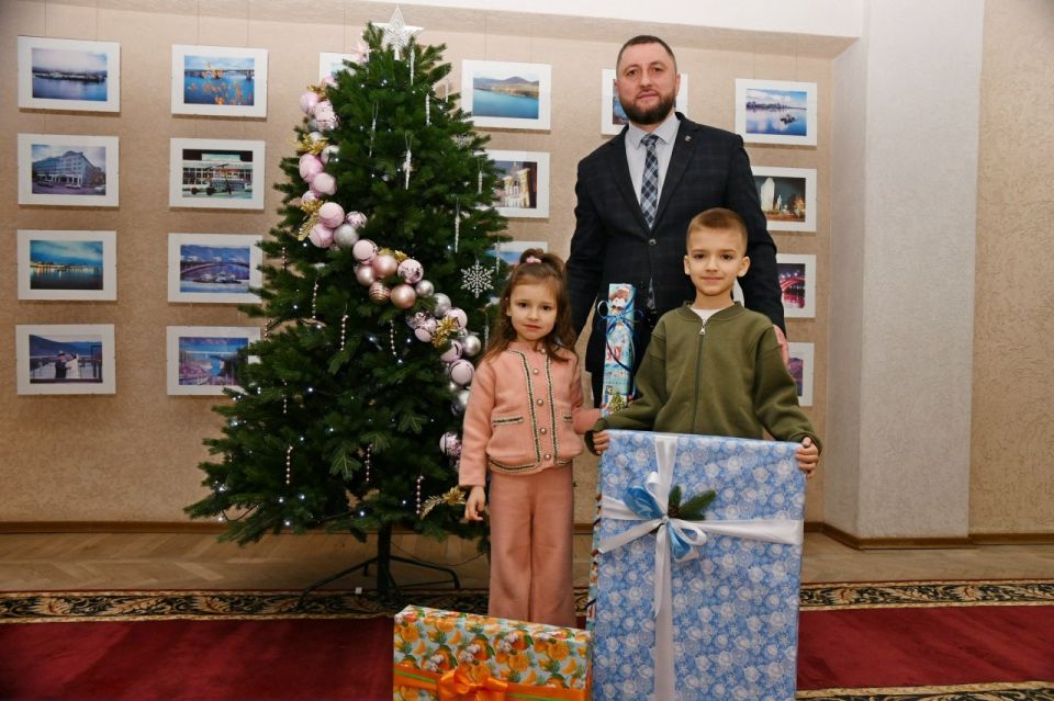 Председатель Совета Свердловского муниципального округа Борис Семиошко принял участие во Всероссийской акции «Ёлка желаний» Председатель Совета Свердловского муниципального округа Борис Семиошко принял участие во Всероссийской акции «Ёлка желаний»