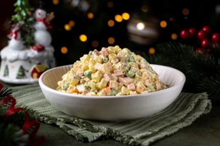 Современный салат оливье не похож на одноименное блюдо, которое подавали во второй половине XIX века в московском ресторане «Эрмитаж»