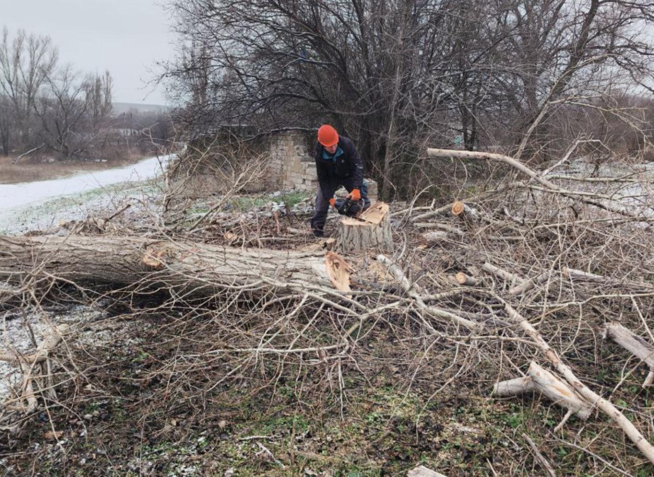 Рабочие из Удмуртии делают общественные пространства Лутугинского округа безопаснее и уютнее