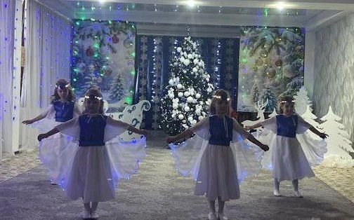 Эхо новогоднего чуда…. Утренники отгремели, но новогоднее настроение в детских садах Алчевска никуда не ушло! На фотографиях из детского сада № 48 «Катюша» - наши маленькие герои в ярких костюмах, их сияющие глаза у ёлки и... Эхо новогоднего чуда…. Утренники отгремели, но новогоднее настроение в детских садах Алчевска никуда не ушло! На фотографиях из детского сада № 48 «Катюша» - наши маленькие герои в ярких костюмах, их сияющие глаза у ёлки и...