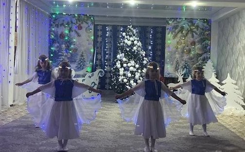 Эхо новогоднего чуда…. Утренники отгремели, но новогоднее настроение в детских садах Алчевска никуда не ушло! На фотографиях из детского сада № 48 «Катюша» - наши маленькие герои в ярких костюмах, их сияющие глаза у ёлки и... Эхо новогоднего чуда…. Утренники отгремели, но новогоднее настроение в детских садах Алчевска никуда не ушло! На фотографиях из детского сада № 48 «Катюша» - наши маленькие герои в ярких костюмах, их сияющие глаза у ёлки и...