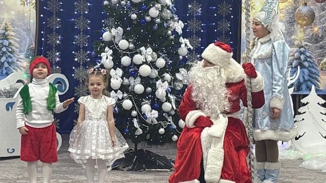Эхо новогоднего чуда…. Утренники отгремели, но новогоднее настроение в детских садах Алчевска никуда не ушло! На фотографиях из детского сада № 48 «Катюша» - наши маленькие герои в ярких костюмах, их сияющие глаза у ёлки и... Эхо новогоднего чуда…. Утренники отгремели, но новогоднее настроение в детских садах Алчевска никуда не ушло! На фотографиях из детского сада № 48 «Катюша» - наши маленькие герои в ярких костюмах, их сияющие глаза у ёлки и...