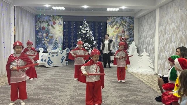 Эхо новогоднего чуда…. Утренники отгремели, но новогоднее настроение в детских садах Алчевска никуда не ушло! На фотографиях из детского сада № 48 «Катюша» - наши маленькие герои в ярких костюмах, их сияющие глаза у ёлки и... Эхо новогоднего чуда…. Утренники отгремели, но новогоднее настроение в детских садах Алчевска никуда не ушло! На фотографиях из детского сада № 48 «Катюша» - наши маленькие герои в ярких костюмах, их сияющие глаза у ёлки и...