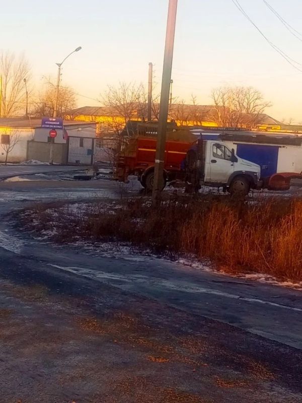 С самого раннего утра сотрудники МУП «Дорожно-эксплуатационное управление» вышли на линию, чтобы обеспечить безопасное движение в зимних условиях С самого раннего утра сотрудники МУП «Дорожно-эксплуатационное управление» вышли на линию, чтобы обеспечить безопасное движение в зимних условиях
