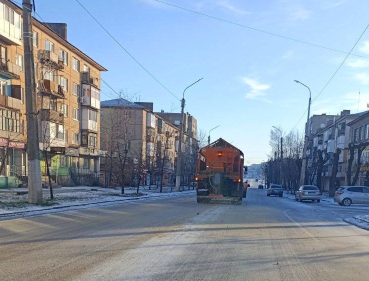 Коммунальные службы ведут работы на территории города Коммунальные службы ведут работы на территории города