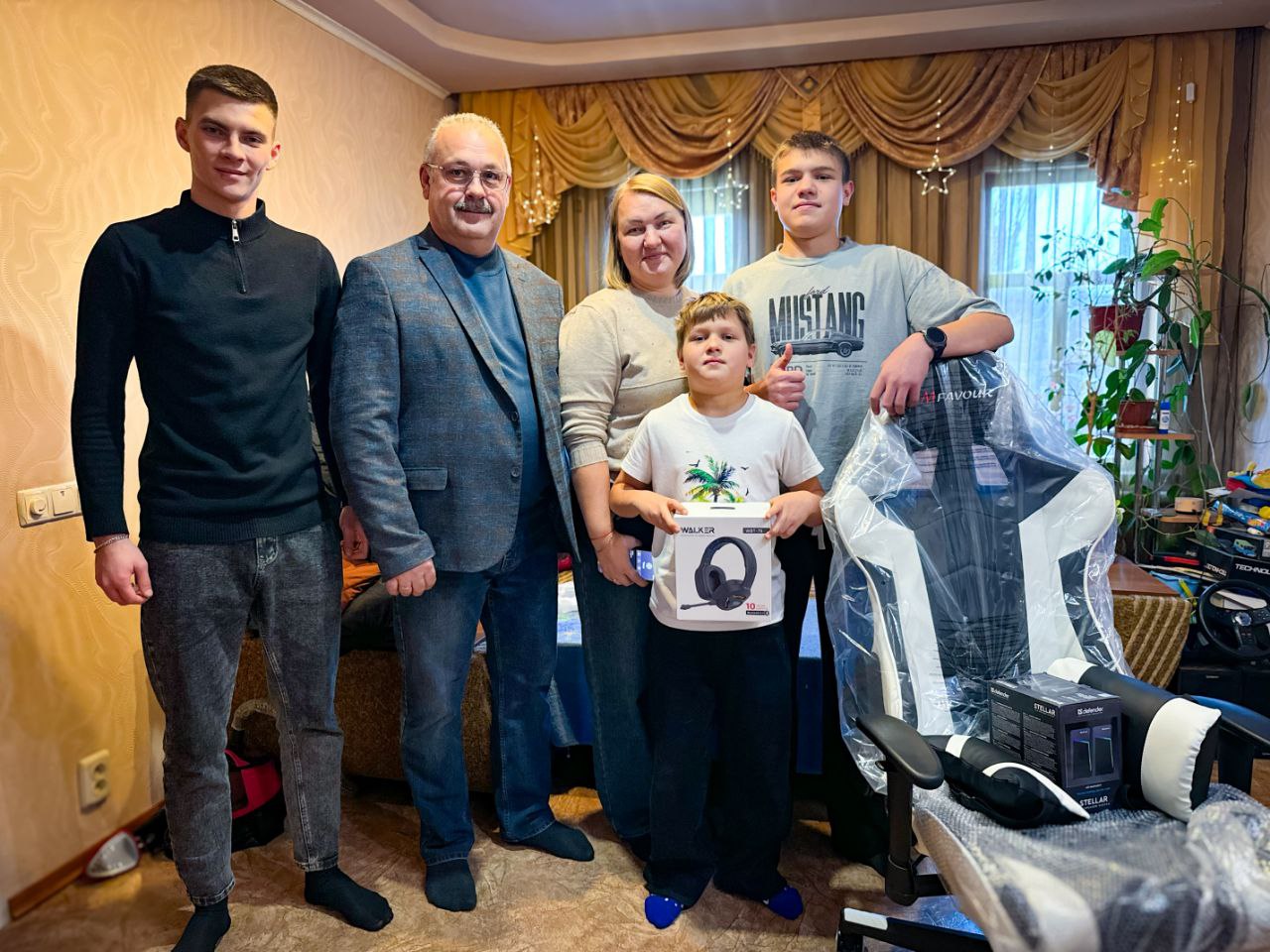 Сергей Саенко: Совместно с депутатом Совета Антрацитовского муниципального округа Владиславом Синецким мы с радостью поздравили ребят-участников акции "Ёлка желаний" с Новым годом, исполнив их заветные мечты