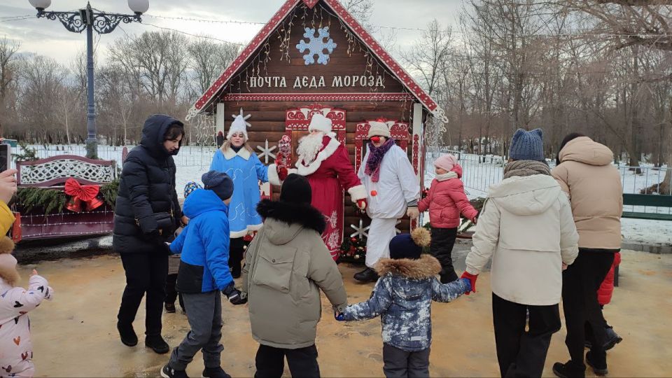 Дед Мороз. Снегурочка и Снеговик из МБУ "ДК им. Т. Г. Шевченко г. Александровска' в парке Горького возле домика Почта Деда Мороза проводили игровую программу с детьми Дед Мороз. Снегурочка и Снеговик из МБУ "ДК им. Т. Г. Шевченко г. Александровска' в парке Горького возле домика Почта Деда Мороза проводили игровую программу с детьми