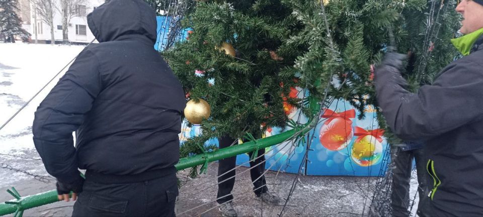 Сергей Колягин: Сегодня утром специалисты МУП «Комбинат коммунальных услуг города Первомайска» совместно с сотрудниками ГЦКД "Заря" и отдела культуры, молодёжи и спорта Администрации приступили к демонтажу новогодней ёлки... Сергей Колягин: Сегодня утром специалисты МУП «Комбинат коммунальных услуг города Первомайска» совместно с сотрудниками ГЦКД "Заря" и отдела культуры, молодёжи и спорта Администрации приступили к демонтажу новогодней ёлки...