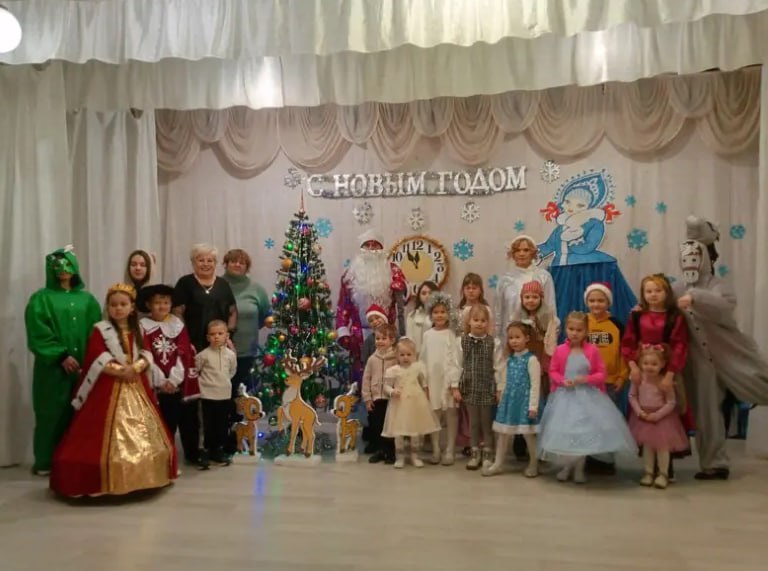 В структурном подразделении Краснодонского городского Дворца культуры им.«Молодой гвардии» - Доме культуры поселка Новоалександровка прошла развлекательная программа для детей - «Новогодние чудеса»
