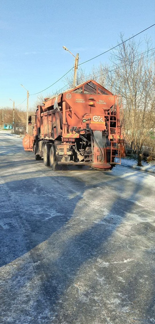 МУП «ДЭС», несмотря на праздники, продолжает работу по зимнему содержанию улично-дорожной сети городского округа город Стаханов, чтобы дороги оставались максимально безопасными для водителей и пешеходов МУП «ДЭС», несмотря на праздники, продолжает работу по зимнему содержанию улично-дорожной сети городского округа город Стаханов, чтобы дороги оставались максимально безопасными для водителей и пешеходов