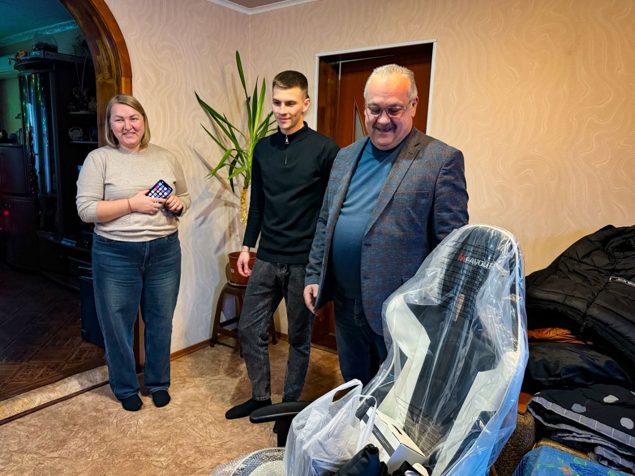 Сергей Саенко: Совместно с депутатом Совета Антрацитовского муниципального округа Владиславом Синецким мы с радостью поздравили ребят-участников акции "Ёлка желаний" с Новым годом, исполнив их заветные мечты Сергей Саенко: Совместно с депутатом Совета Антрацитовского муниципального округа Владиславом Синецким мы с радостью поздравили ребят-участников акции "Ёлка желаний" с Новым годом, исполнив их заветные мечты