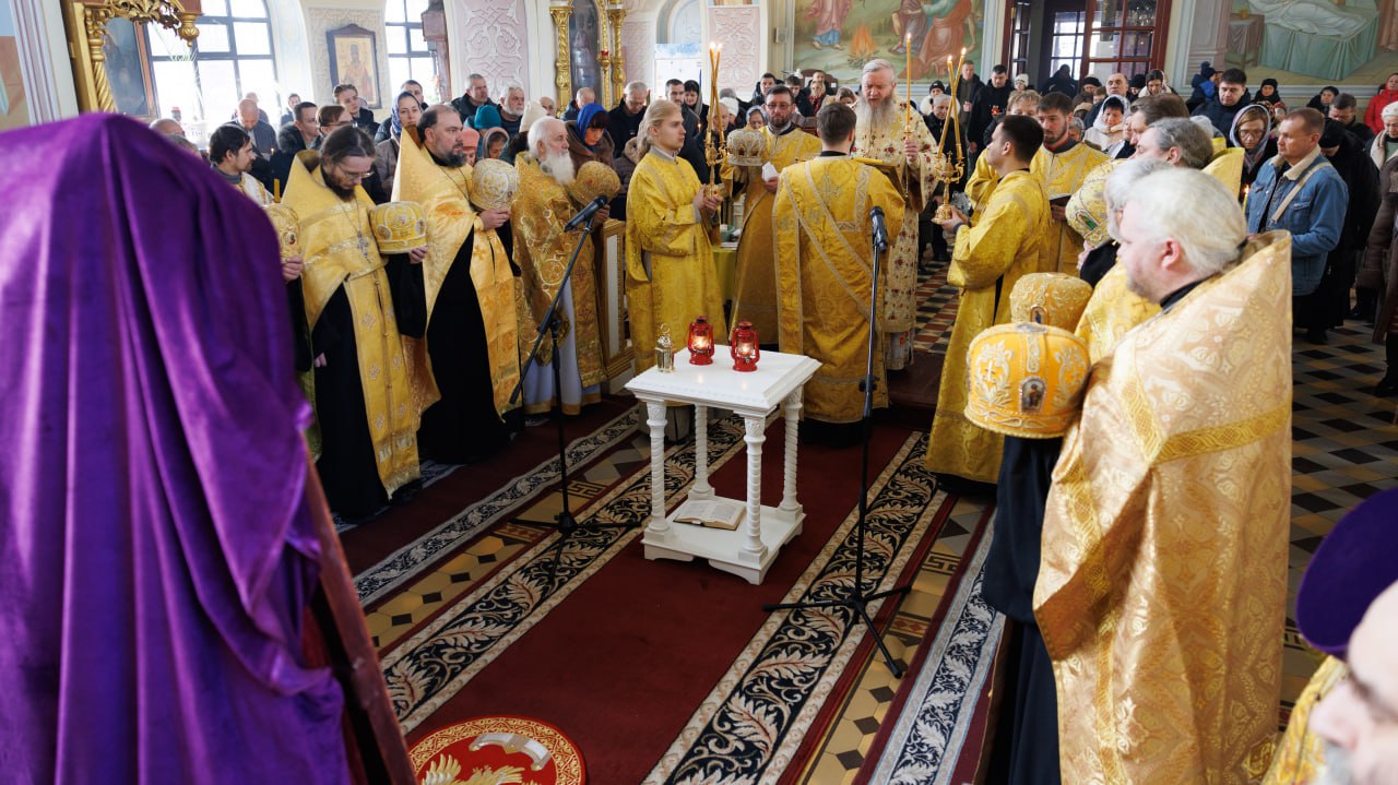 4 января 2026 года, в Неделю перед Рождеством Христовым, Высокопреосвященнейший Пантелеимон, митрополит луганский и Алчевский, совершил позднюю Божественную литургию в Петро-Павловском кафедральном соборе г. Луганска 4 января 2026 года, в Неделю перед Рождеством Христовым, Высокопреосвященнейший Пантелеимон, митрополит луганский и Алчевский, совершил позднюю Божественную литургию в Петро-Павловском кафедральном соборе г. Луганска