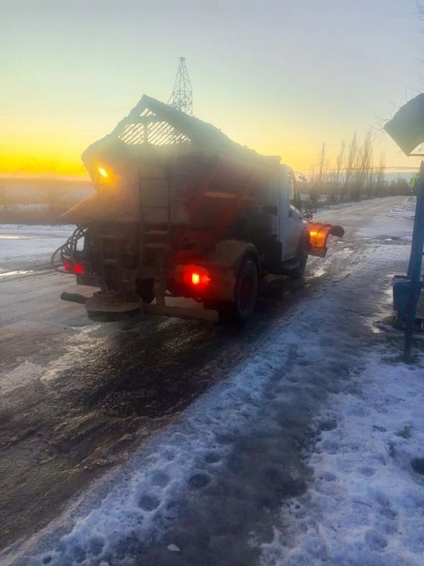 С самого раннего утра сотрудники МУП «Дорожно-эксплуатационное управление» вышли на линию, чтобы обеспечить безопасное движение в зимних условиях С самого раннего утра сотрудники МУП «Дорожно-эксплуатационное управление» вышли на линию, чтобы обеспечить безопасное движение в зимних условиях