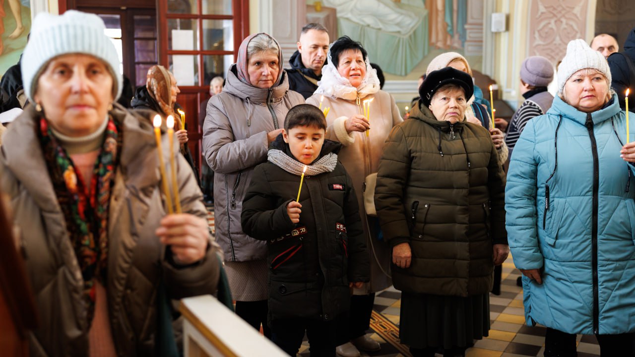 4 января 2026 года, в Неделю перед Рождеством Христовым, Высокопреосвященнейший Пантелеимон, митрополит луганский и Алчевский, совершил позднюю Божественную литургию в Петро-Павловском кафедральном соборе г. Луганска 4 января 2026 года, в Неделю перед Рождеством Христовым, Высокопреосвященнейший Пантелеимон, митрополит луганский и Алчевский, совершил позднюю Божественную литургию в Петро-Павловском кафедральном соборе г. Луганска