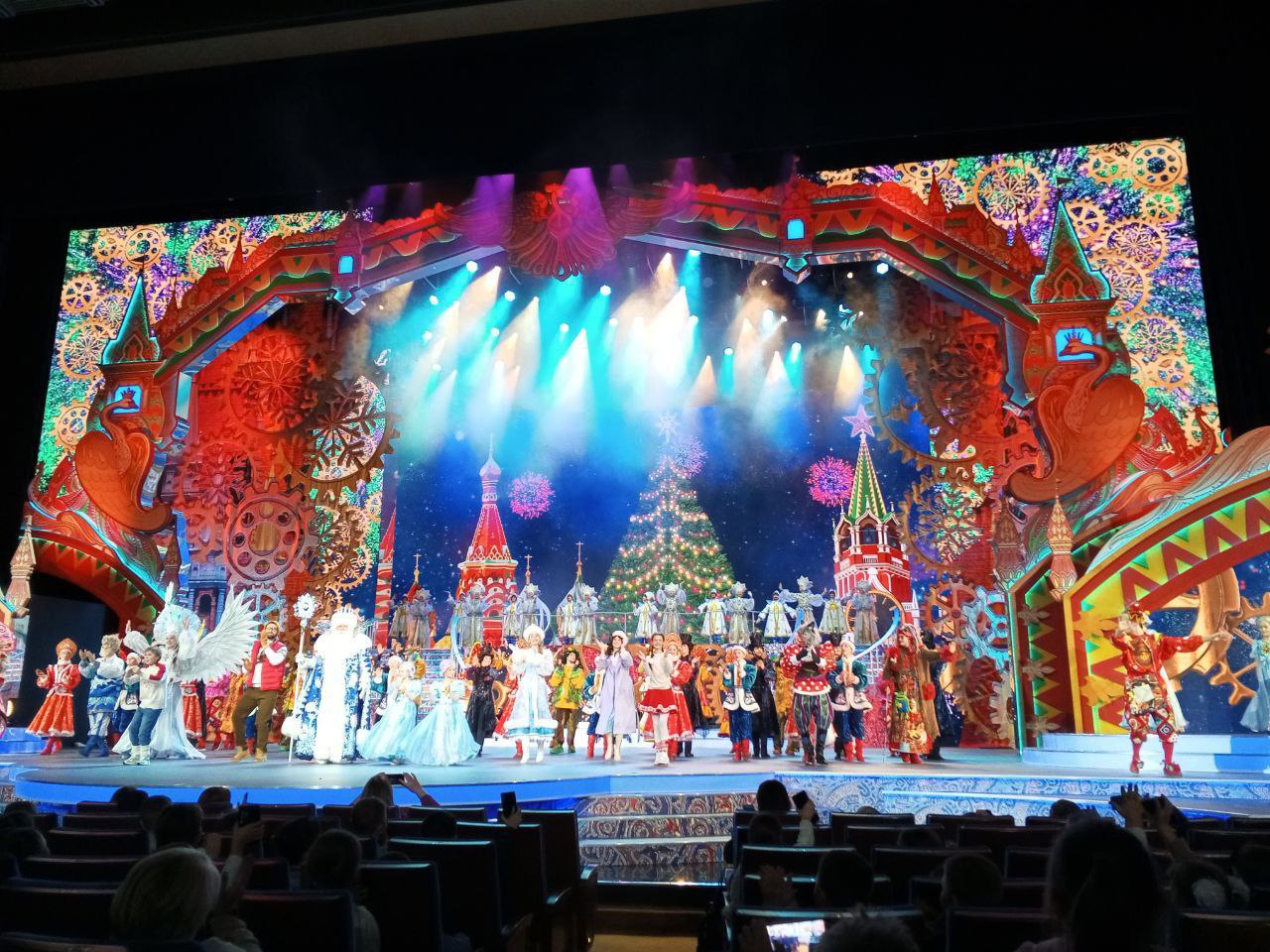 Навстречу чудесам: более 80 детей героев из ЛНР посетили главные ёлки страны в Москве Навстречу чудесам: более 80 детей героев из ЛНР посетили главные ёлки страны в Москве