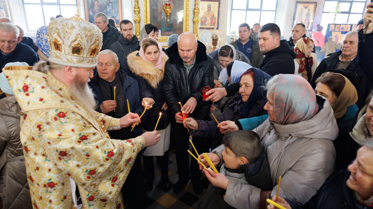 4 января 2026 года, в Неделю перед Рождеством Христовым, Высокопреосвященнейший Пантелеимон, митрополит луганский и Алчевский, совершил позднюю Божественную литургию в Петро-Павловском кафедральном соборе г. Луганска 4 января 2026 года, в Неделю перед Рождеством Христовым, Высокопреосвященнейший Пантелеимон, митрополит луганский и Алчевский, совершил позднюю Божественную литургию в Петро-Павловском кафедральном соборе г. Луганска