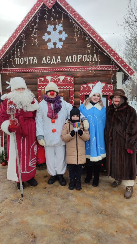 Дед Мороз. Снегурочка и Снеговик из МБУ "ДК им. Т. Г. Шевченко г. Александровска' в парке Горького возле домика Почта Деда Мороза проводили игровую программу с детьми Дед Мороз. Снегурочка и Снеговик из МБУ "ДК им. Т. Г. Шевченко г. Александровска' в парке Горького возле домика Почта Деда Мороза проводили игровую программу с детьми
