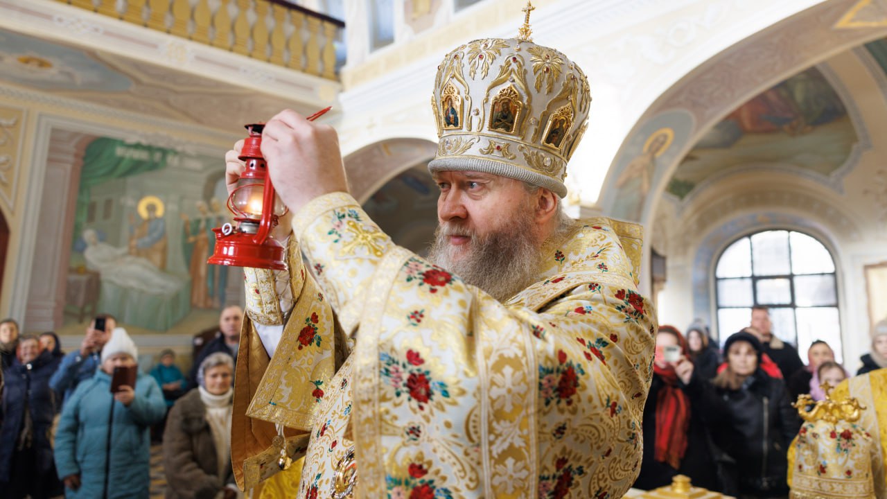 4 января 2026 года, в Неделю перед Рождеством Христовым, Высокопреосвященнейший Пантелеимон, митрополит луганский и Алчевский, совершил позднюю Божественную литургию в Петро-Павловском кафедральном соборе г. Луганска