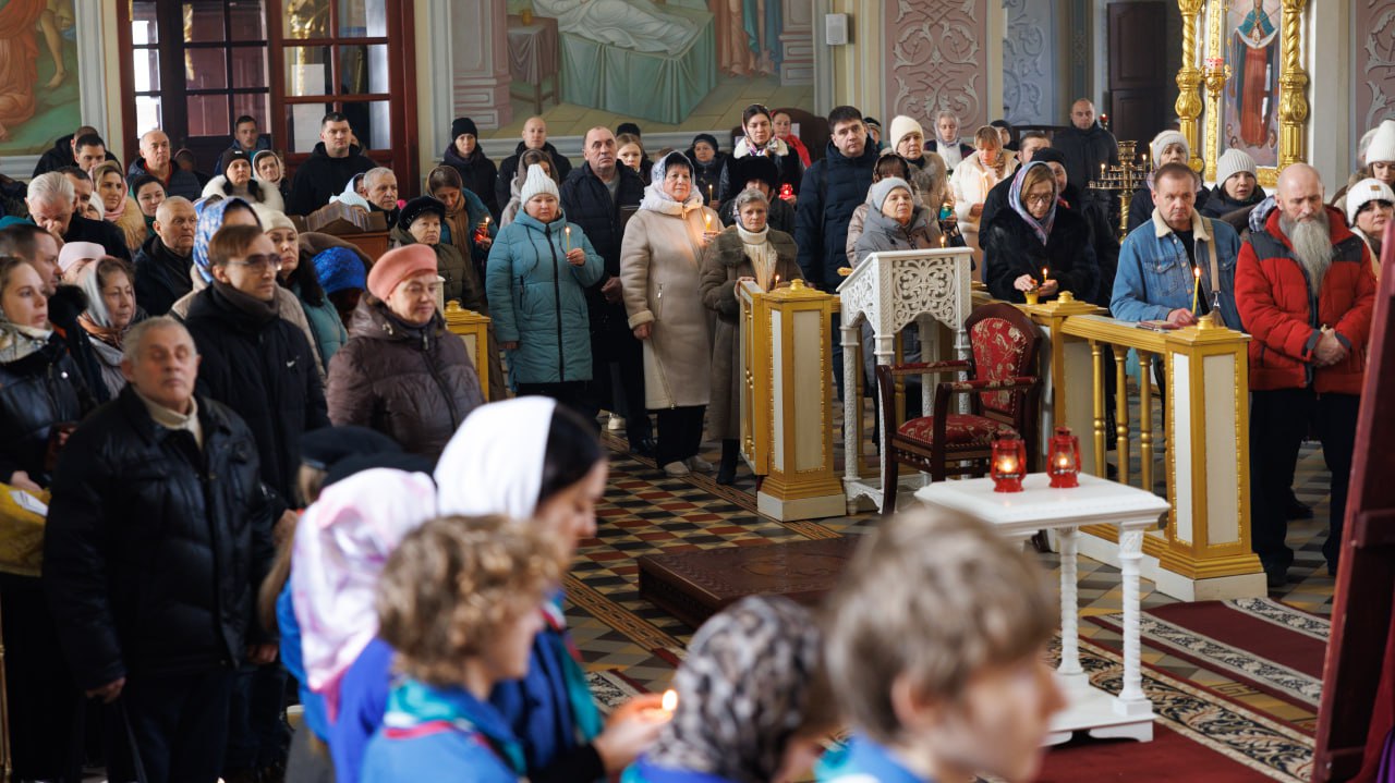 4 января 2026 года, в Неделю перед Рождеством Христовым, Высокопреосвященнейший Пантелеимон, митрополит луганский и Алчевский, совершил позднюю Божественную литургию в Петро-Павловском кафедральном соборе г. Луганска 4 января 2026 года, в Неделю перед Рождеством Христовым, Высокопреосвященнейший Пантелеимон, митрополит луганский и Алчевский, совершил позднюю Божественную литургию в Петро-Павловском кафедральном соборе г. Луганска