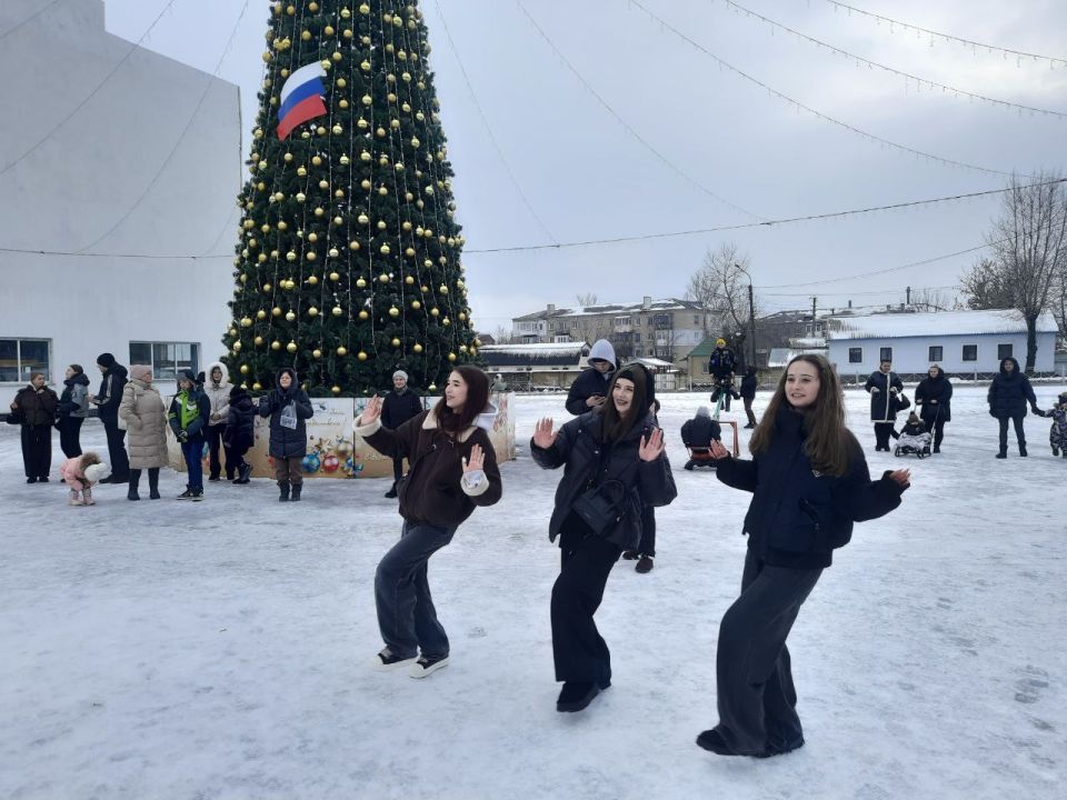Дворец культуры имени Горького представил праздничную детскую развлекательную программу "Новогодние забавы", наполненную творчеством и весельем Дворец культуры имени Горького представил праздничную детскую развлекательную программу "Новогодние забавы", наполненную творчеством и весельем