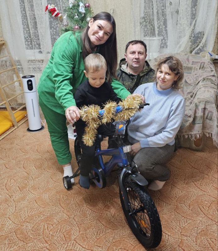 Семья фельдшера скорой помощи из Беловодска приняла участие в акции «Елка желаний» Семья фельдшера скорой помощи из Беловодска приняла участие в акции «Елка желаний»