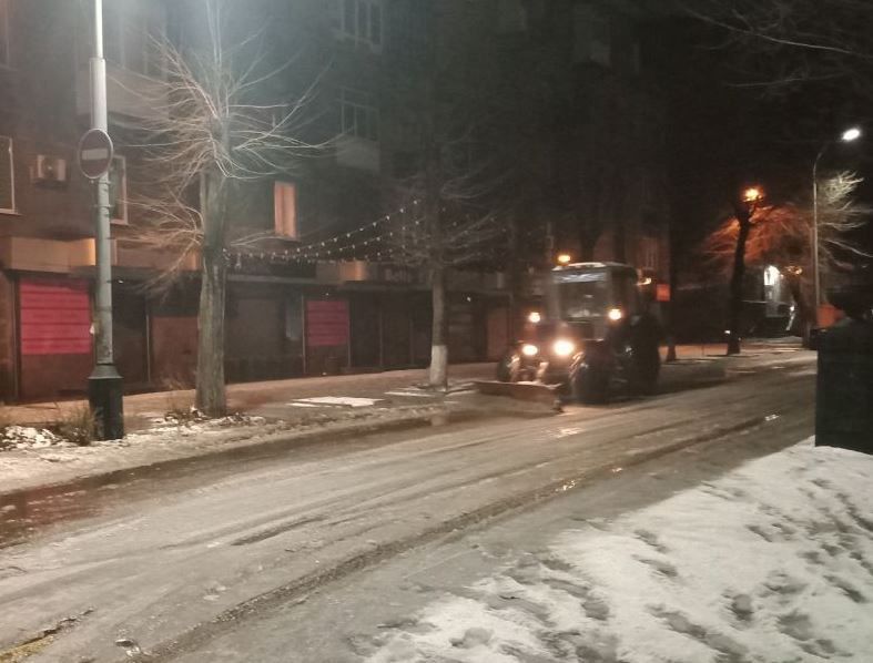 Коммунальные службы ведут работы на территории города Коммунальные службы ведут работы на территории города