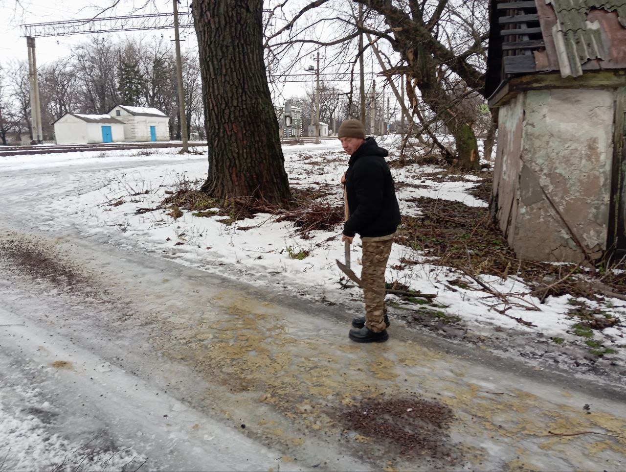 Андрей Рубанцов: В связи с резкими перепадами температуры и образованием гололёда на дорогах, несмотря на праздничные и выходные дни, на территории пгт Новодарьевка работники МУП «ЖЭК» г. Ровеньки, совместно с работниками... Андрей Рубанцов: В связи с резкими перепадами температуры и образованием гололёда на дорогах, несмотря на праздничные и выходные дни, на территории пгт Новодарьевка работники МУП «ЖЭК» г. Ровеньки, совместно с работниками...