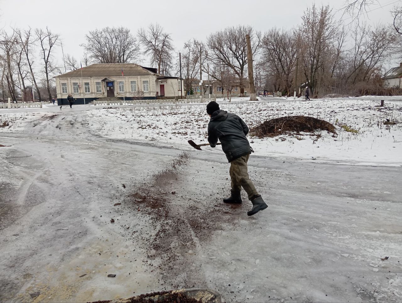 Андрей Рубанцов: В связи с резкими перепадами температуры и образованием гололёда на дорогах, несмотря на праздничные и выходные дни, на территории пгт Новодарьевка работники МУП «ЖЭК» г. Ровеньки, совместно с работниками... Андрей Рубанцов: В связи с резкими перепадами температуры и образованием гололёда на дорогах, несмотря на праздничные и выходные дни, на территории пгт Новодарьевка работники МУП «ЖЭК» г. Ровеньки, совместно с работниками...