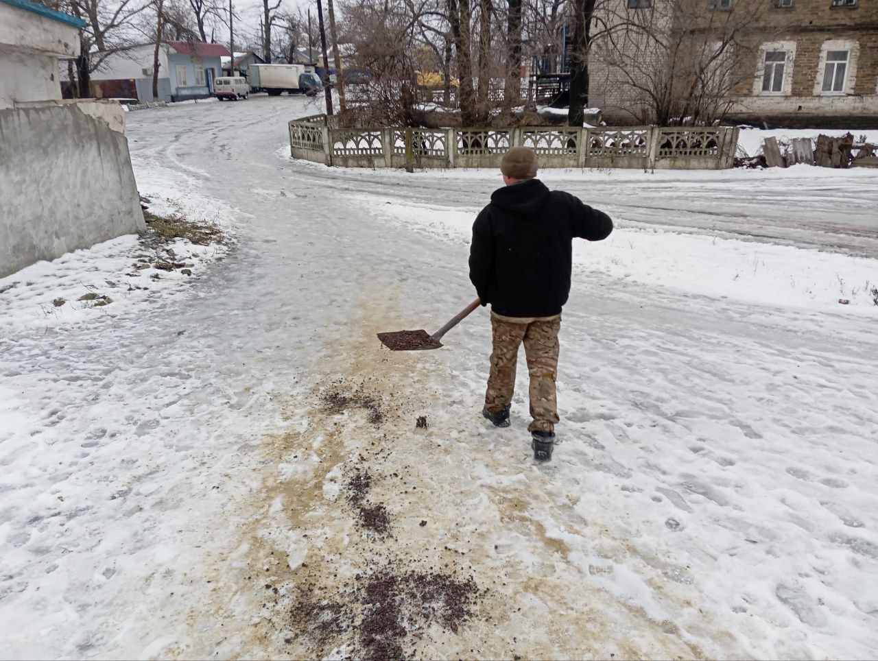 Андрей Рубанцов: В связи с резкими перепадами температуры и образованием гололёда на дорогах, несмотря на праздничные и выходные дни, на территории пгт Новодарьевка работники МУП «ЖЭК» г. Ровеньки, совместно с работниками... Андрей Рубанцов: В связи с резкими перепадами температуры и образованием гололёда на дорогах, несмотря на праздничные и выходные дни, на территории пгт Новодарьевка работники МУП «ЖЭК» г. Ровеньки, совместно с работниками...