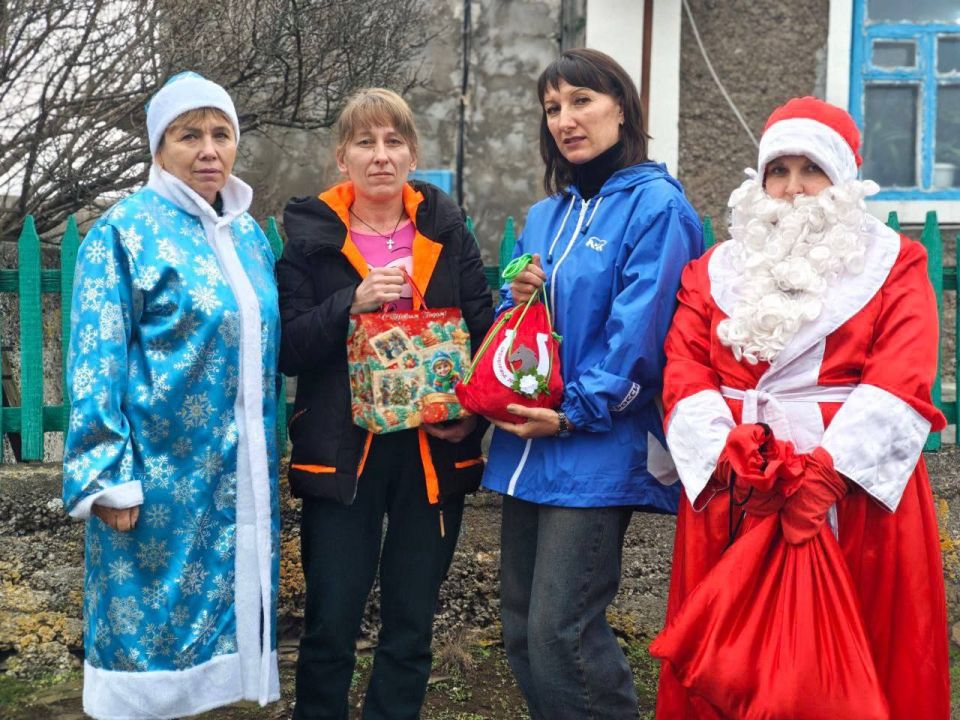 Жителей Малоивановки поздравили с Новым годом в рамках акции "Добрые дела" Жителей Малоивановки поздравили с Новым годом в рамках акции "Добрые дела"