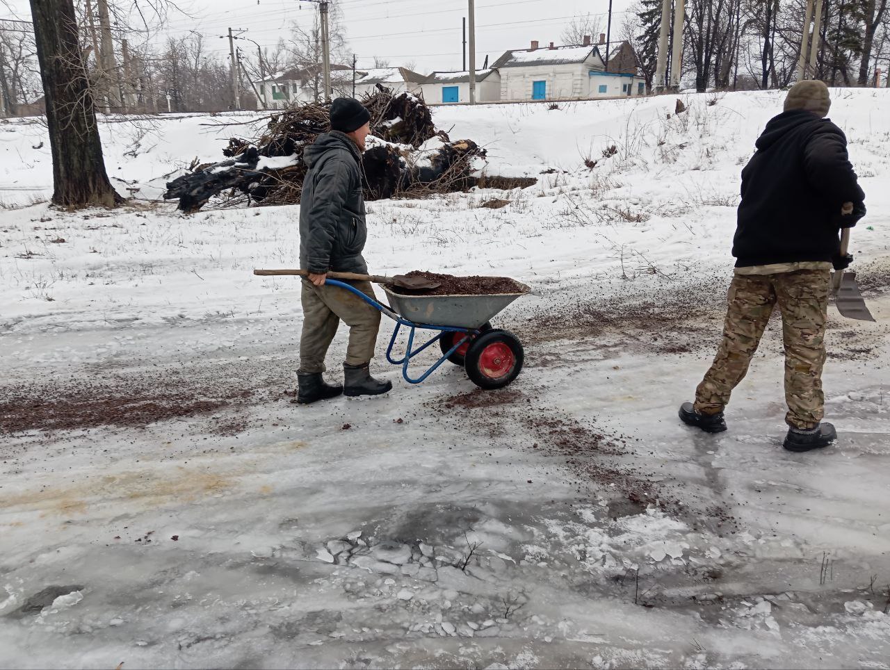 Андрей Рубанцов: В связи с резкими перепадами температуры и образованием гололёда на дорогах, несмотря на праздничные и выходные дни, на территории пгт Новодарьевка работники МУП «ЖЭК» г. Ровеньки, совместно с работниками... Андрей Рубанцов: В связи с резкими перепадами температуры и образованием гололёда на дорогах, несмотря на праздничные и выходные дни, на территории пгт Новодарьевка работники МУП «ЖЭК» г. Ровеньки, совместно с работниками...