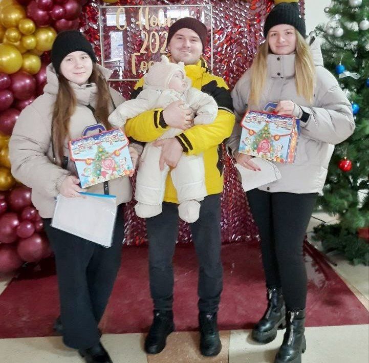 Продолжается выдача новогодних подарков Продолжается выдача новогодних подарков