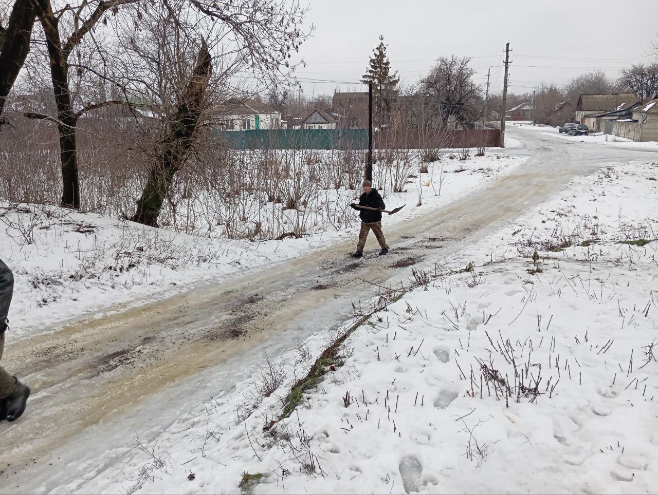 Андрей Рубанцов: В связи с резкими перепадами температуры и образованием гололёда на дорогах, несмотря на праздничные и выходные дни, на территории пгт Новодарьевка работники МУП «ЖЭК» г. Ровеньки, совместно с работниками... Андрей Рубанцов: В связи с резкими перепадами температуры и образованием гололёда на дорогах, несмотря на праздничные и выходные дни, на территории пгт Новодарьевка работники МУП «ЖЭК» г. Ровеньки, совместно с работниками...