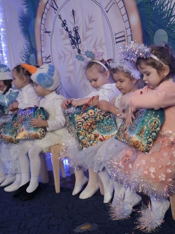 Эхо новогоднего чуда .... В детских садах Алчевска прошли веселые утренники и представления, но новогоднее настроение никуда не ушло! Там ещё витает атмосфера недавнего волшебства Эхо новогоднего чуда .... В детских садах Алчевска прошли веселые утренники и представления, но новогоднее настроение никуда не ушло! Там ещё витает атмосфера недавнего волшебства