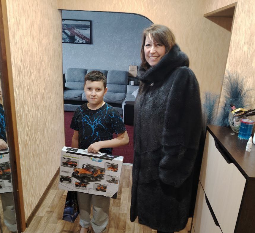 Заместитель главы Администрации Антрацитовского муниципального округа Елена Беседина проявила активное участие в благотворительной акции "Ёлка желаний", которая была организована для поддержки детей, ожидающих исполнения...