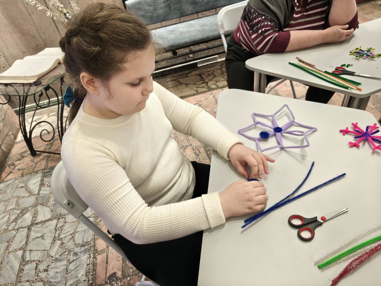 4 января в краеведческом музее прошёл уютный зимний мастер-класс «Снежное кружево» Участники создавали новогодние снежинки из мягкой синельной проволоки — пушистой, яркой и идеально подходящей для творчества 4 января в краеведческом музее прошёл уютный зимний мастер-класс «Снежное кружево» Участники создавали новогодние снежинки из мягкой синельной проволоки — пушистой, яркой и идеально подходящей для творчества