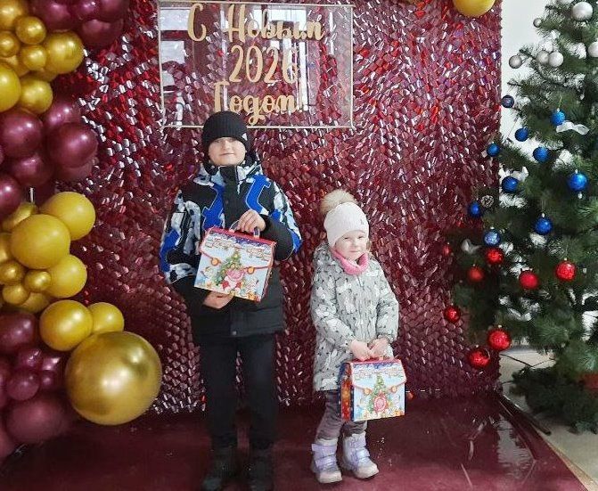 Продолжается выдача новогодних подарков Продолжается выдача новогодних подарков