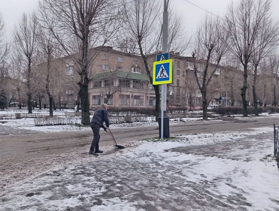 Коммунальные службы ведут работы на территории города Коммунальные службы ведут работы на территории города