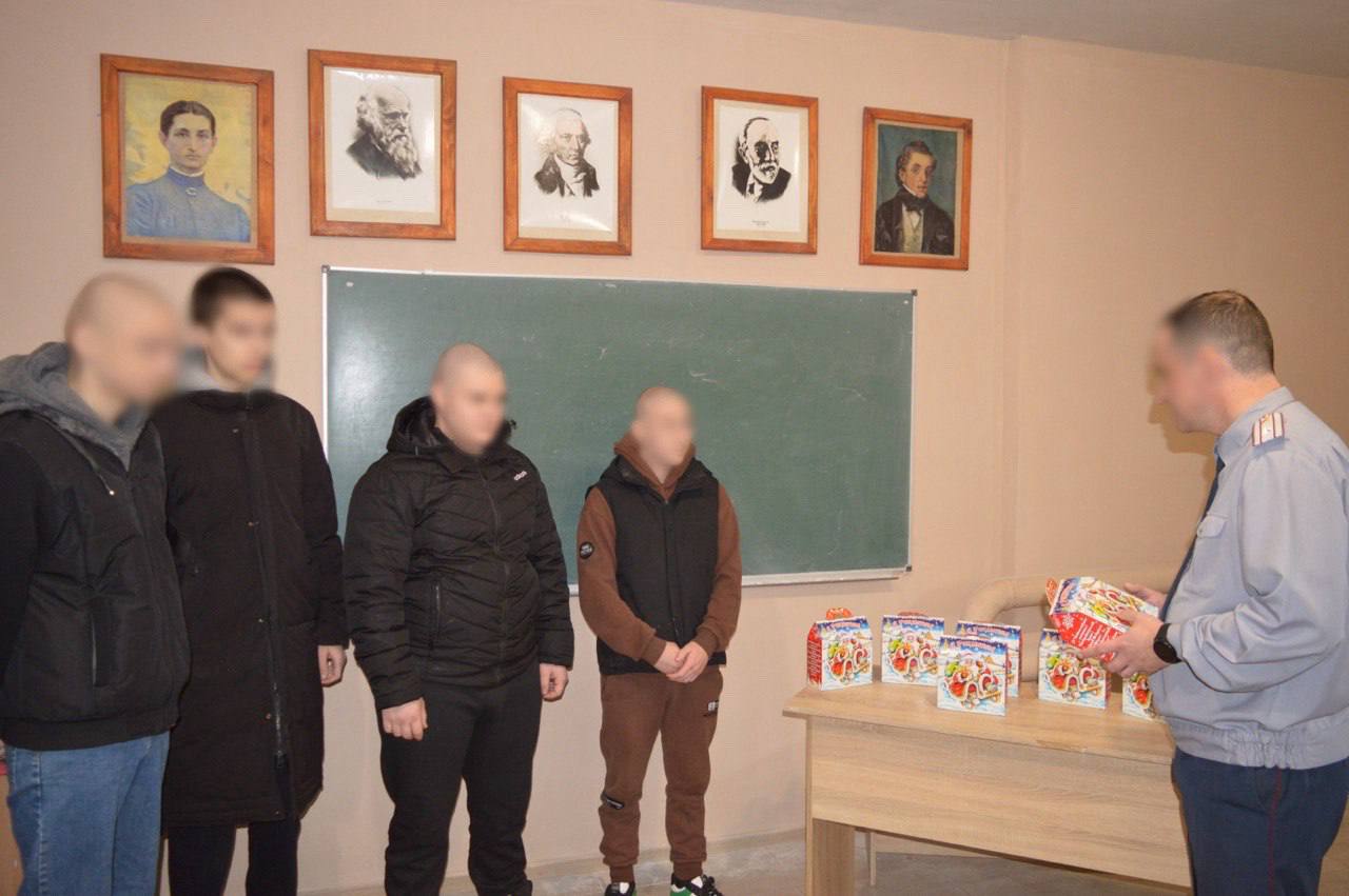 В СИЗО-2 УФСИН России по Луганской Народной Республике несовершеннолетних подозреваемых, обвиняемых и осуждённых поздравили с новогодними праздниками