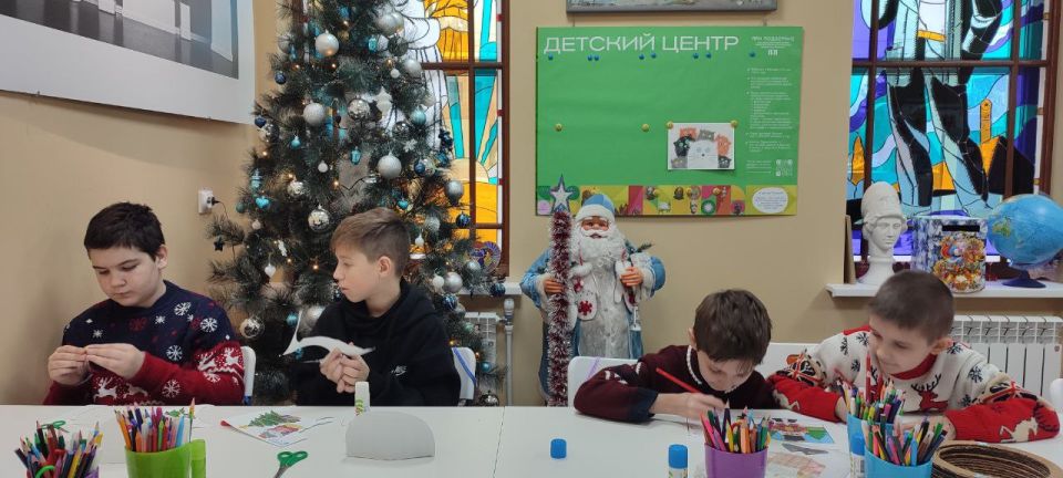 Сотрудники Перевальского музея помогли юным посетителям погрузиться в новогоднюю сказку Сотрудники Перевальского музея помогли юным посетителям погрузиться в новогоднюю сказку