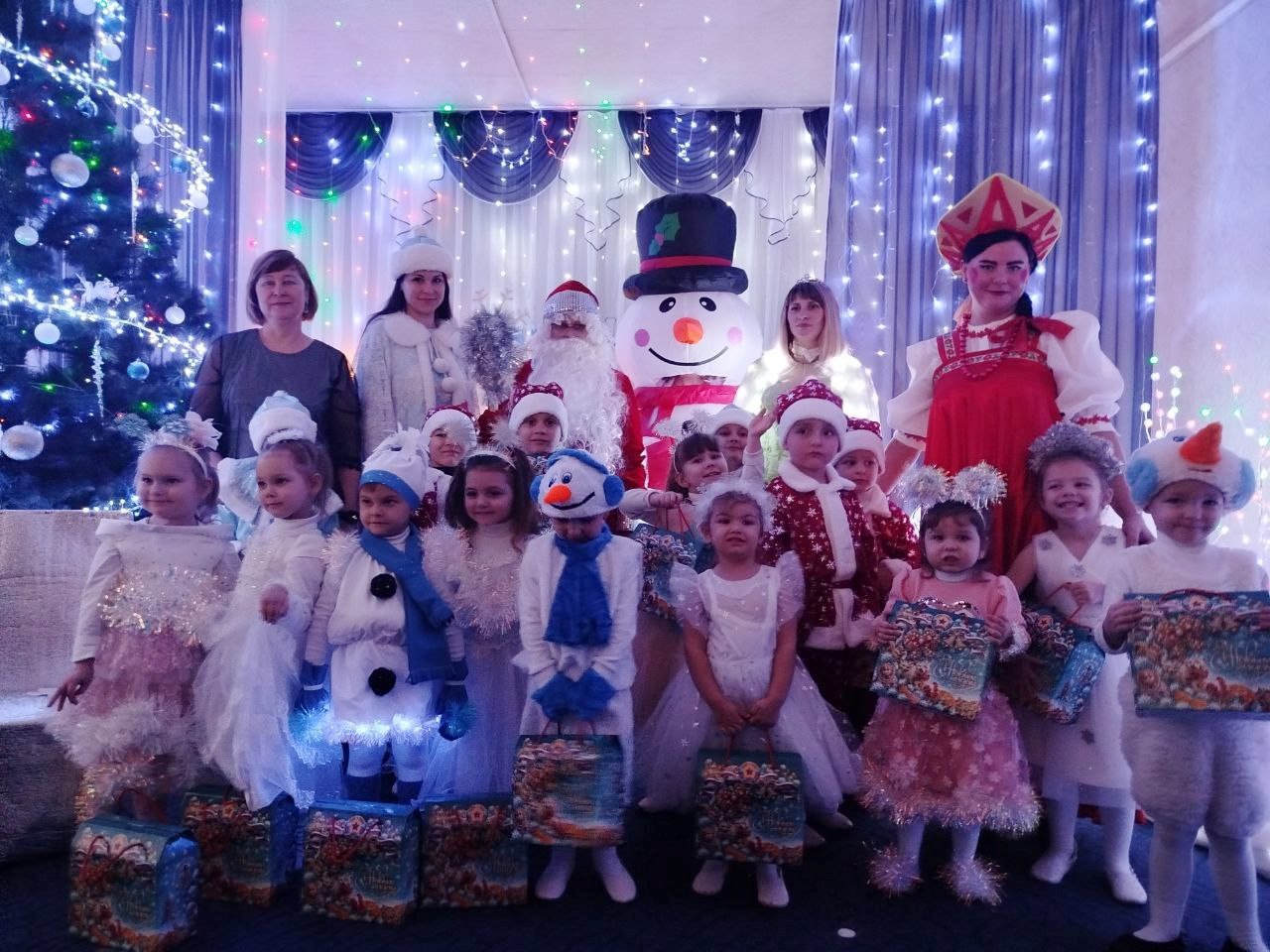 Эхо новогоднего чуда .... В детских садах Алчевска прошли веселые утренники и представления, но новогоднее настроение никуда не ушло! Там ещё витает атмосфера недавнего волшебства Эхо новогоднего чуда .... В детских садах Алчевска прошли веселые утренники и представления, но новогоднее настроение никуда не ушло! Там ещё витает атмосфера недавнего волшебства