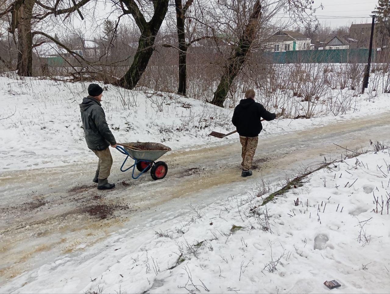 Андрей Рубанцов: В связи с резкими перепадами температуры и образованием гололёда на дорогах, несмотря на праздничные и выходные дни, на территории пгт Новодарьевка работники МУП «ЖЭК» г. Ровеньки, совместно с работниками... Андрей Рубанцов: В связи с резкими перепадами температуры и образованием гололёда на дорогах, несмотря на праздничные и выходные дни, на территории пгт Новодарьевка работники МУП «ЖЭК» г. Ровеньки, совместно с работниками...