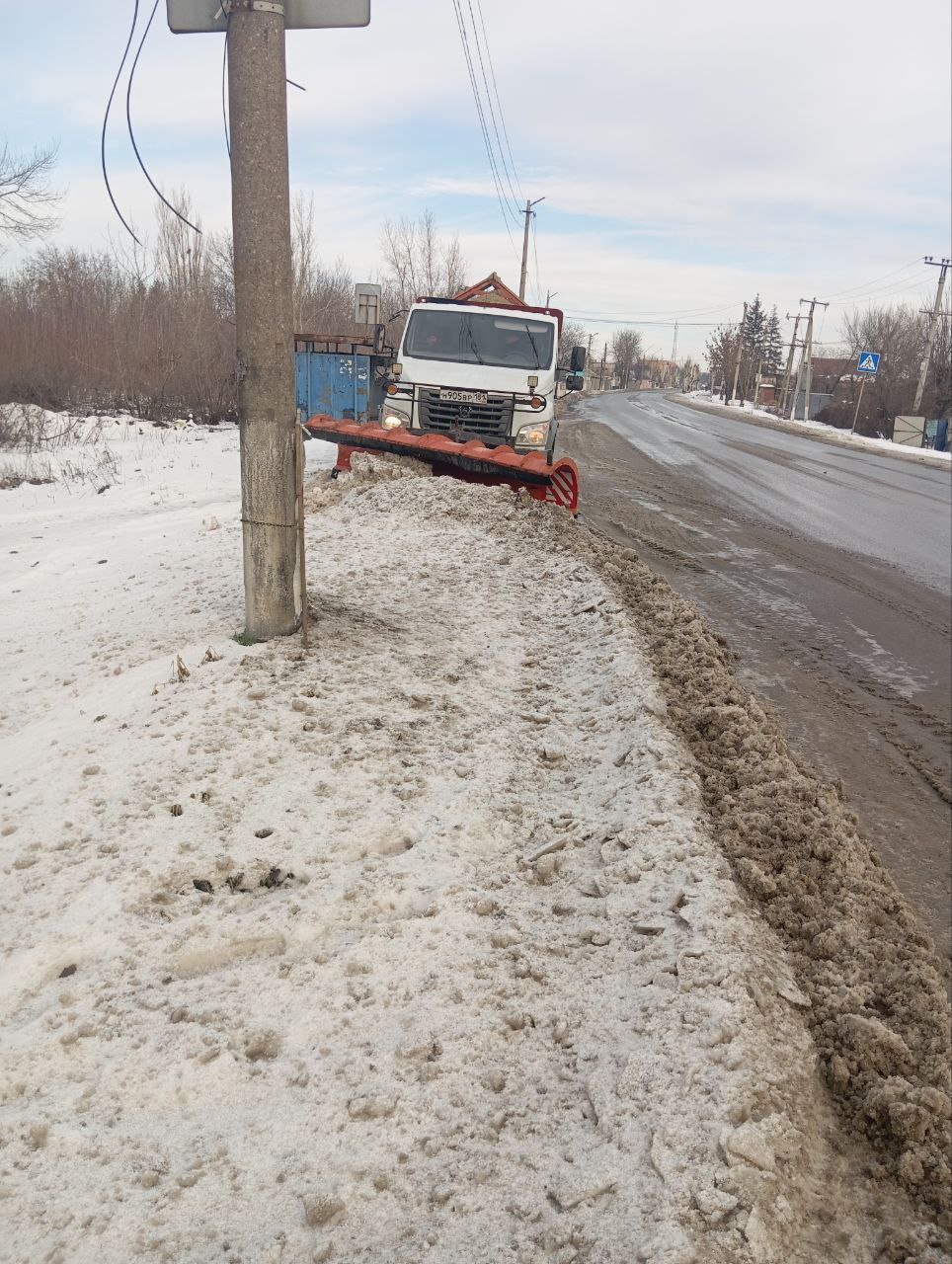 Коммунальные службы города продолжают активную расчистку автомобильных дорог от снега! Коммунальные службы города продолжают активную расчистку автомобильных дорог от снега!