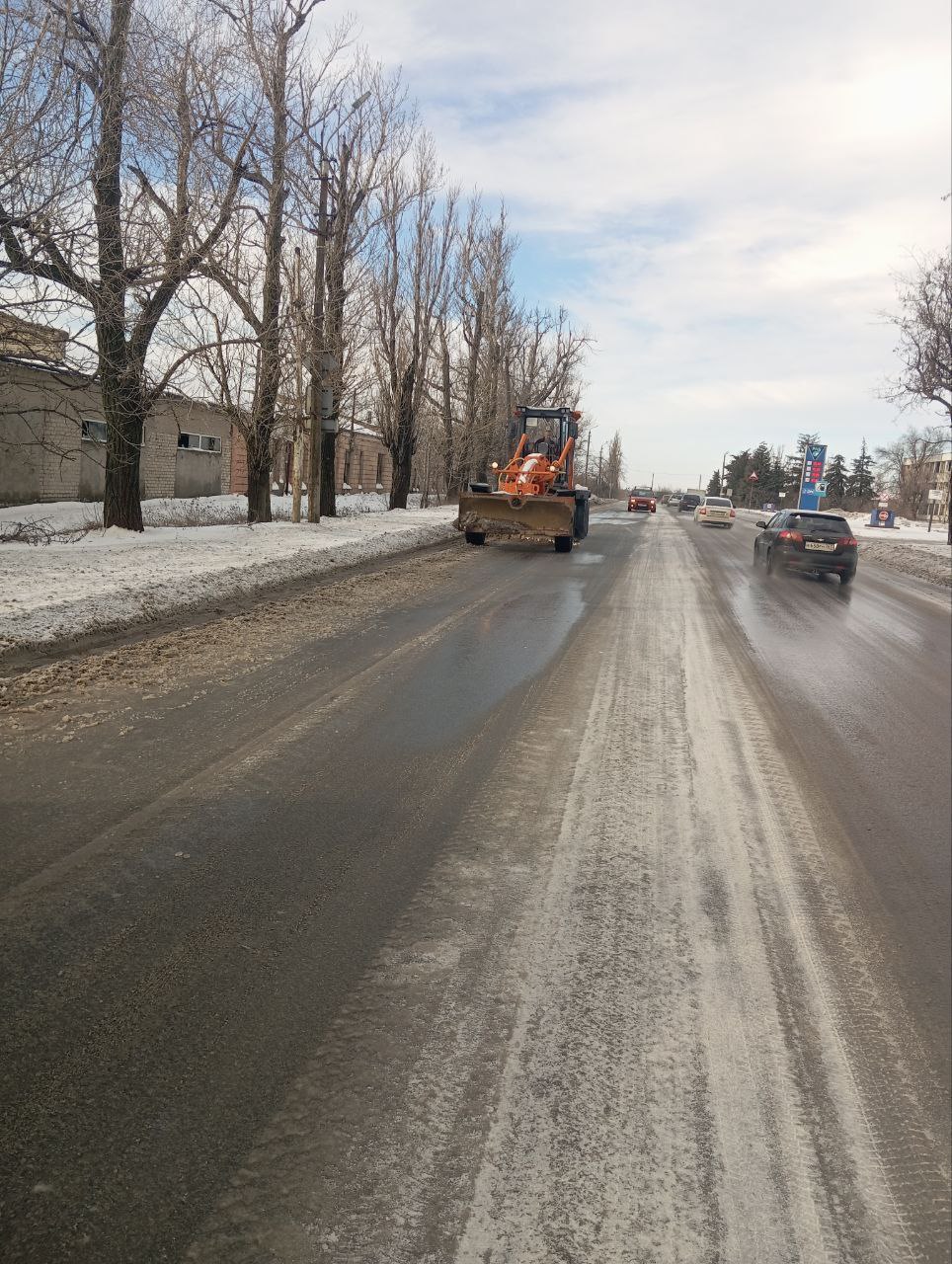 Коммунальные службы города продолжают активную расчистку автомобильных дорог от снега! Коммунальные службы города продолжают активную расчистку автомобильных дорог от снега!