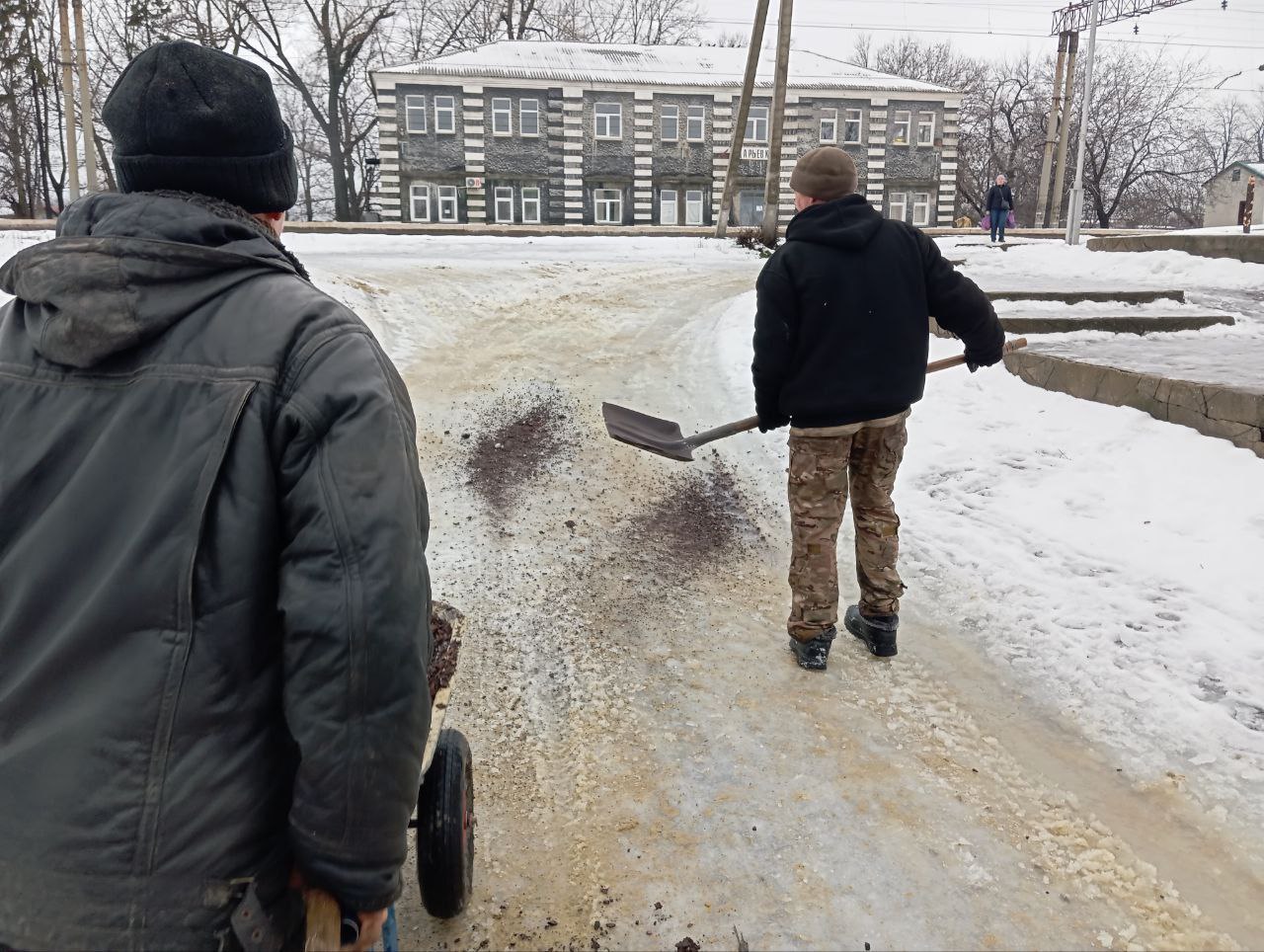 Андрей Рубанцов: В связи с резкими перепадами температуры и образованием гололёда на дорогах, несмотря на праздничные и выходные дни, на территории пгт Новодарьевка работники МУП «ЖЭК» г. Ровеньки, совместно с работниками... Андрей Рубанцов: В связи с резкими перепадами температуры и образованием гололёда на дорогах, несмотря на праздничные и выходные дни, на территории пгт Новодарьевка работники МУП «ЖЭК» г. Ровеньки, совместно с работниками...