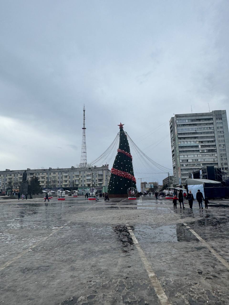 Главную елку ЛНР демонтируют после частичной деформации конструкции